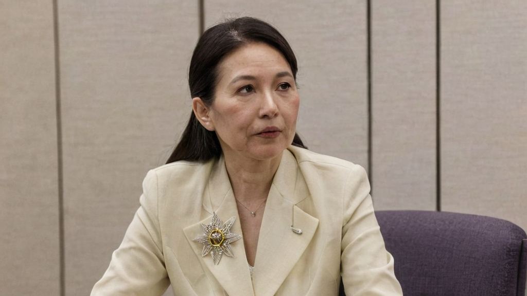 还珠格格紫薇与深V透视蕾丝装的反差娱乐故事